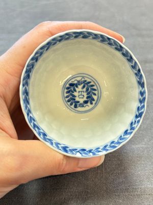 A set of six Chinese blue and white cups and saucers with floral design, Kangxi — 照片 17