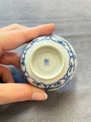A set of six Chinese blue and white cups and saucers with floral design, Kangxi — 照片 18