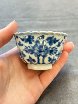 A set of six Chinese blue and white cups and saucers with floral design, Kangxi — 照片 19