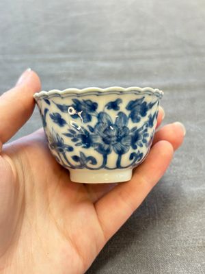 A set of six Chinese blue and white cups and saucers with floral design, Kangxi — 照片 20