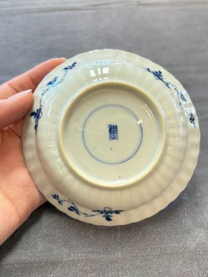 A set of six Chinese blue and white cups and saucers with floral design, Kangxi — 照片 2
