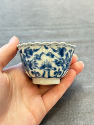 A set of six Chinese blue and white cups and saucers with floral design, Kangxi — 照片 21