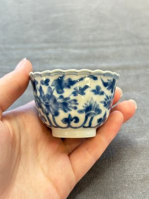 A set of six Chinese blue and white cups and saucers with floral design, Kangxi — 照片 22