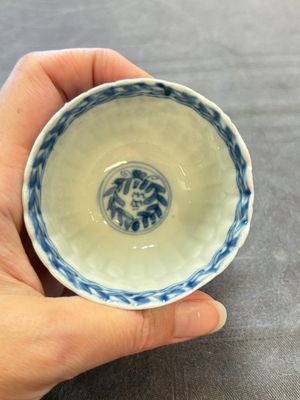 A set of six Chinese blue and white cups and saucers with floral design, Kangxi — 照片 23