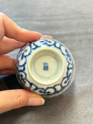 A set of six Chinese blue and white cups and saucers with floral design, Kangxi — 照片 24