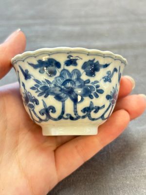 A set of six Chinese blue and white cups and saucers with floral design, Kangxi — 照片 25