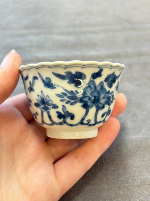 A set of six Chinese blue and white cups and saucers with floral design, Kangxi — 照片 26