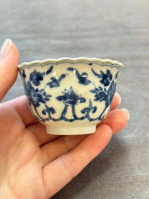 A set of six Chinese blue and white cups and saucers with floral design, Kangxi — 照片 27