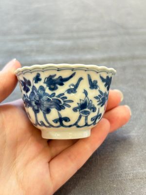 A set of six Chinese blue and white cups and saucers with floral design, Kangxi — 照片 28