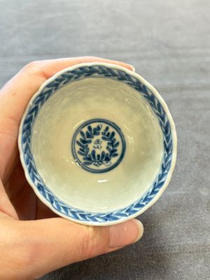 A set of six Chinese blue and white cups and saucers with floral design, Kangxi — 照片 29