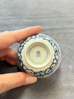 A set of six Chinese blue and white cups and saucers with floral design, Kangxi — 照片 30