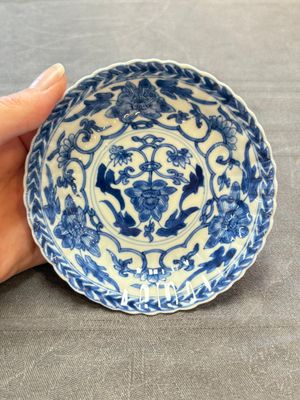 A set of six Chinese blue and white cups and saucers with floral design, Kangxi — 照片 3