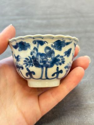 A set of six Chinese blue and white cups and saucers with floral design, Kangxi — 照片 31