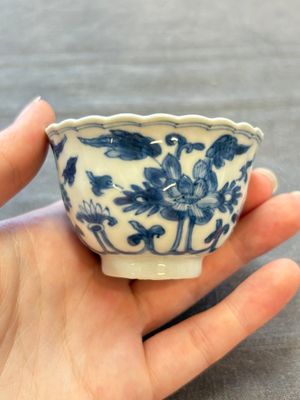 A set of six Chinese blue and white cups and saucers with floral design, Kangxi — 照片 32