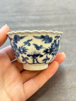 A set of six Chinese blue and white cups and saucers with floral design, Kangxi — 照片 33
