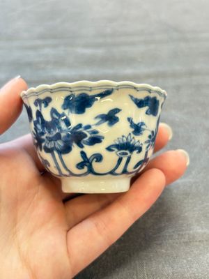 A set of six Chinese blue and white cups and saucers with floral design, Kangxi — 照片 34