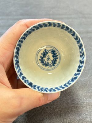 A set of six Chinese blue and white cups and saucers with floral design, Kangxi — 照片 35