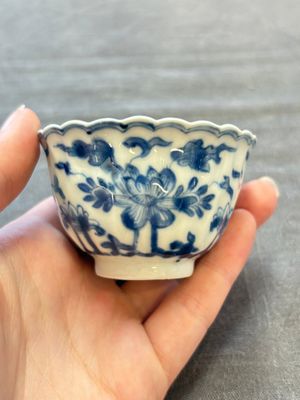 A set of six Chinese blue and white cups and saucers with floral design, Kangxi — 照片 37