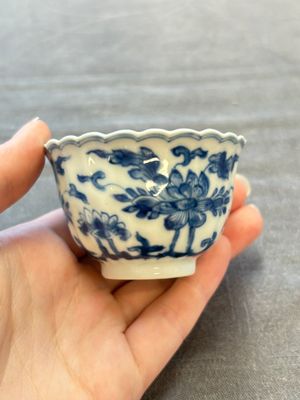 A set of six Chinese blue and white cups and saucers with floral design, Kangxi — 照片 38
