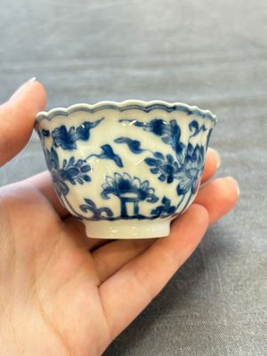 A set of six Chinese blue and white cups and saucers with floral design, Kangxi — 照片 39