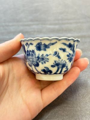 A set of six Chinese blue and white cups and saucers with floral design, Kangxi — 照片 40