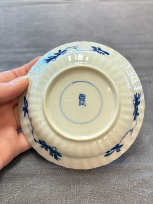 A set of six Chinese blue and white cups and saucers with floral design, Kangxi — 照片 4