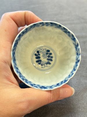 A set of six Chinese blue and white cups and saucers with floral design, Kangxi — 照片 41