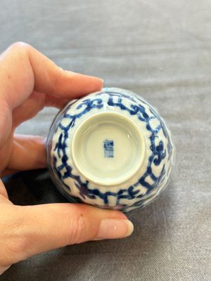 A set of six Chinese blue and white cups and saucers with floral design, Kangxi — 照片 42