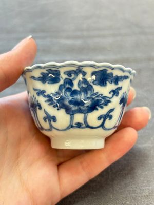 A set of six Chinese blue and white cups and saucers with floral design, Kangxi — 照片 43