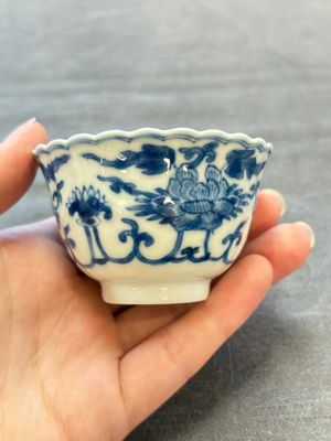 A set of six Chinese blue and white cups and saucers with floral design, Kangxi — 照片 44
