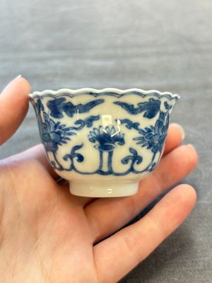 A set of six Chinese blue and white cups and saucers with floral design, Kangxi — 照片 45