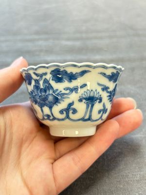 A set of six Chinese blue and white cups and saucers with floral design, Kangxi — 照片 46