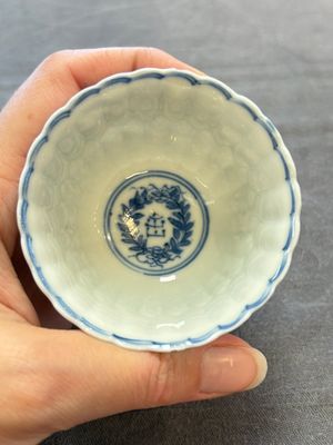 A set of six Chinese blue and white cups and saucers with floral design, Kangxi — 照片 47