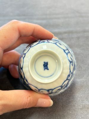 A set of six Chinese blue and white cups and saucers with floral design, Kangxi — 照片 48