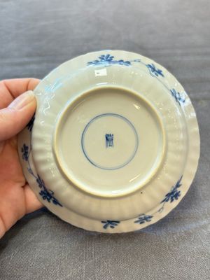 A set of six Chinese blue and white cups and saucers with floral design, Kangxi — 照片 6