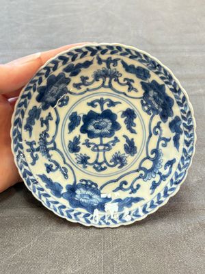 A set of six Chinese blue and white cups and saucers with floral design, Kangxi — 照片 7