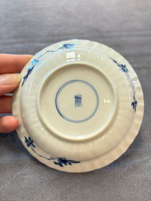 A set of six Chinese blue and white cups and saucers with floral design, Kangxi — 照片 8