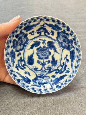 A set of six Chinese blue and white cups and saucers with floral design, Kangxi — 照片 9
