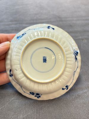 A set of six Chinese blue and white cups and saucers with floral design, Kangxi — 照片 10