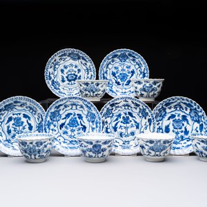 A set of six Chinese blue and white cups and saucers with floral design, Kangxi — 照片 1
