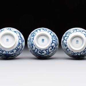 A set of six Chinese blue and white cups and saucers with floral design, Kangxi — 照片 11