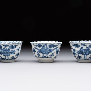 A set of six Chinese blue and white cups and saucers with floral design, Kangxi — 照片 12