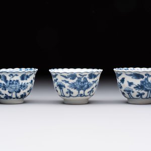 A set of six Chinese blue and white cups and saucers with floral design, Kangxi — 照片 13