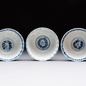 A set of six Chinese blue and white cups and saucers with floral design, Kangxi — 照片 16