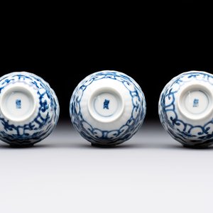 A set of six Chinese blue and white cups and saucers with floral design, Kangxi — 照片 17