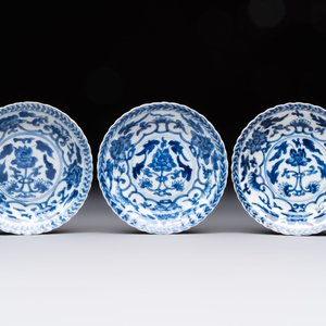 A set of six Chinese blue and white cups and saucers with floral design, Kangxi — 照片 2