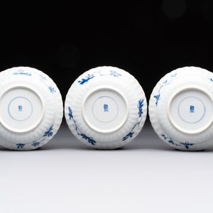 A set of six Chinese blue and white cups and saucers with floral design, Kangxi — 照片 3