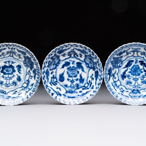 A set of six Chinese blue and white cups and saucers with floral design, Kangxi — 照片 4