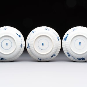 A set of six Chinese blue and white cups and saucers with floral design, Kangxi — 照片 5
