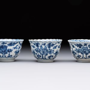 A set of six Chinese blue and white cups and saucers with floral design, Kangxi — 照片 6